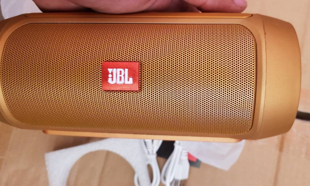 Как соединить колонки jbl между собой. USB колонка JBL. Колонки JBL Rear Panel. Прорезиненная USB колонка. Как найти колонку JBL через USB.